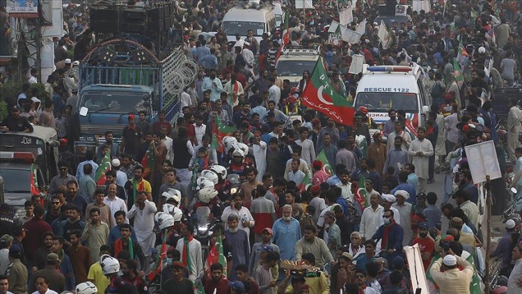 Pakistan'da İmran Han'ın partisi, başkente doğru yürüyüşe tekrar başladı