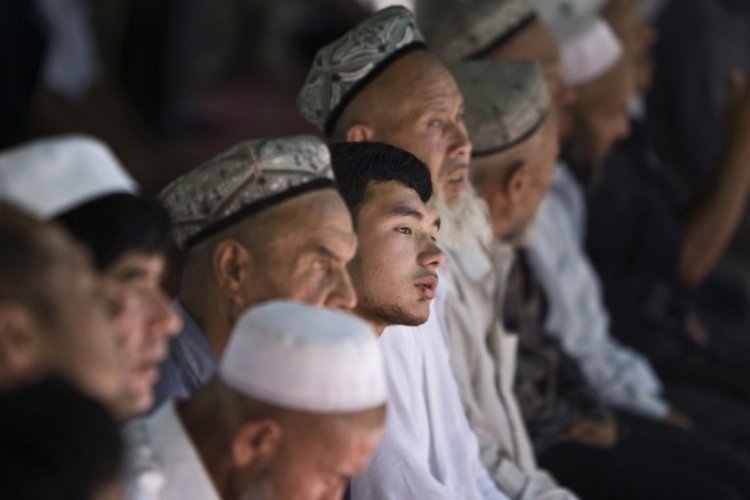 Çin namaz vakti uygulamasıyla Uygurları takip ediyor