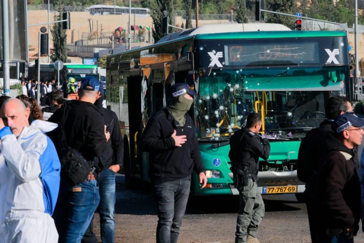 Kudüs'te iki otobüs durağında meydana gelen patlamalarda 1 işgalci öldü 22'si yaralı