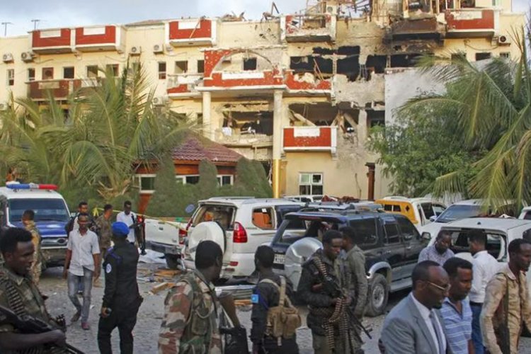 Somali'de Cumhurbaşkanlığı Sarayı yakınındaki otel baskını sonrası çatışmalar devam ediyor