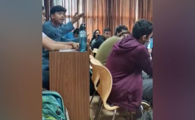 Hindistan'da Müslüman öğrenciye "terörist" benzetmesi yapan profesör açığa alındı