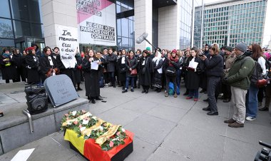 Belçika'da avukatlardan mültecileri sokağa terk ederek "hukuku öldüren" devlete "cenaze töreni"