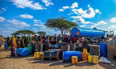 Kuraklığın vurduğu Kenya'da kuyular su tankerleriyle dolduruluyor