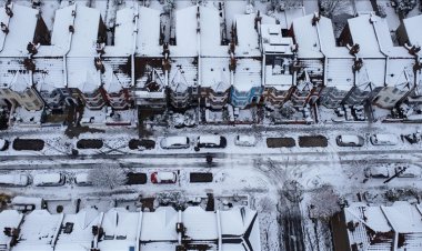 İngiltere'de yoğun kar yağışı hayatı felç etti