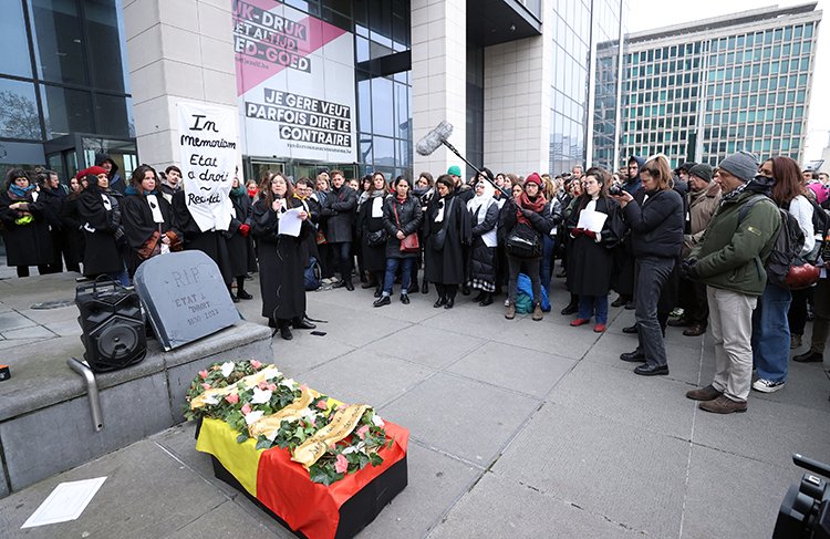 Belçika'da avukatlardan mültecileri sokağa terk ederek "hukuku öldüren" devlete "cenaze töreni"