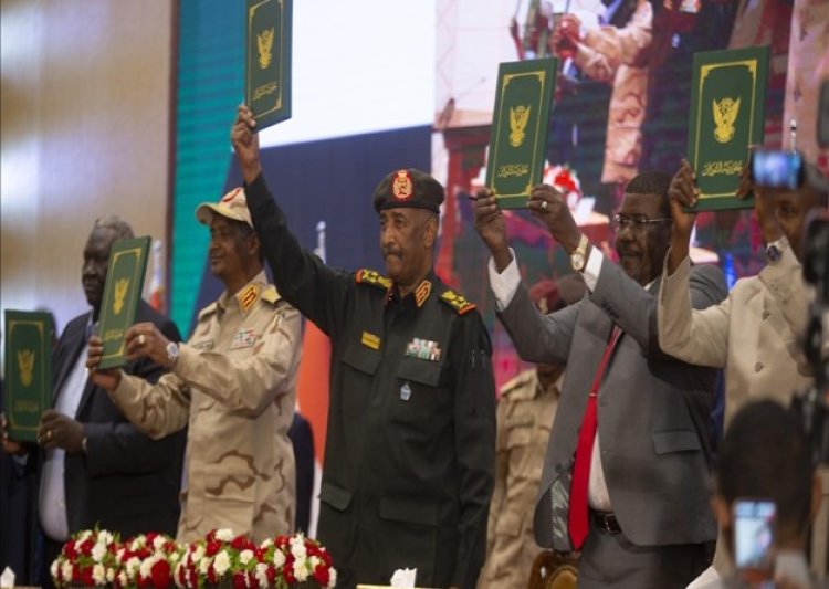 Sudan'da asker ile siviller arasında yeni geçiş dönemini başlatacak anlaşma imzalandı