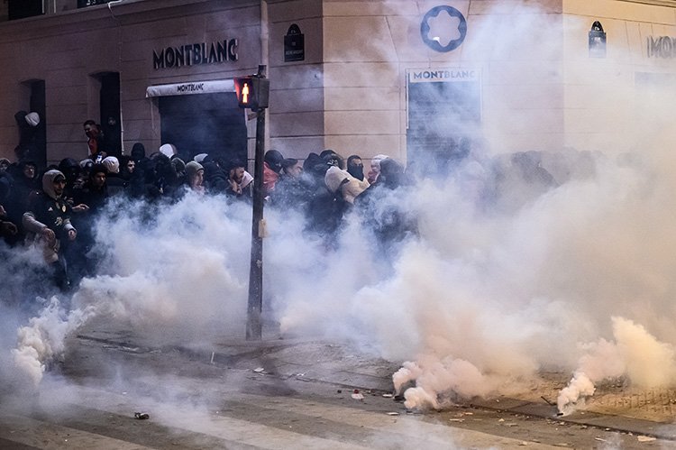 Fas taraftarlarına Fransız polisinden sert müdahale