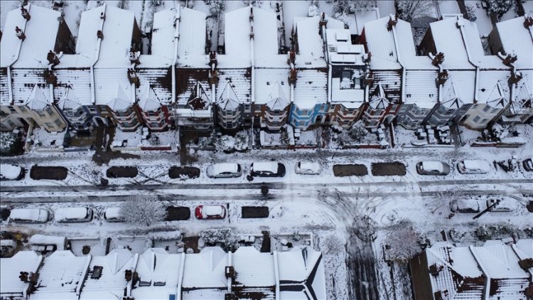 İngiltere'de yoğun kar yağışı hayatı felç etti