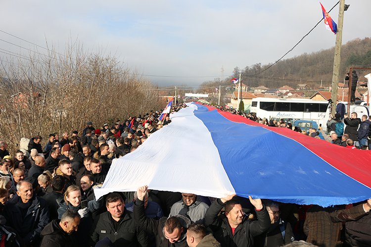 Sırplar Kosova’nın kuzeyinde protesto gösterisi düzenledi