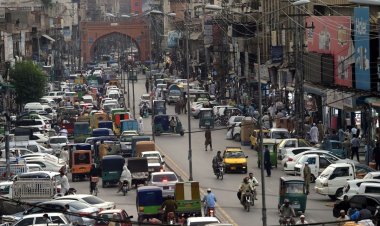 Pakistan'da enerji tasarrufu kapsamında iş yerleri erken kapanacak