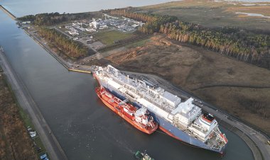 Almanya'nın ilk yüzer LNG terminali açıldı