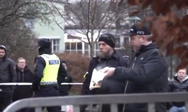 İslam düşmanı ırkçı, polis koruması altında Kur'an-ı Kerim'i yine yaktı: Tepkiler çığ gibi!