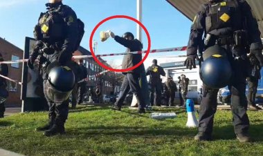 İslam düşmanı Paludan Danimarka'da cami karşısında Kur'an-ı Kerim yaktı