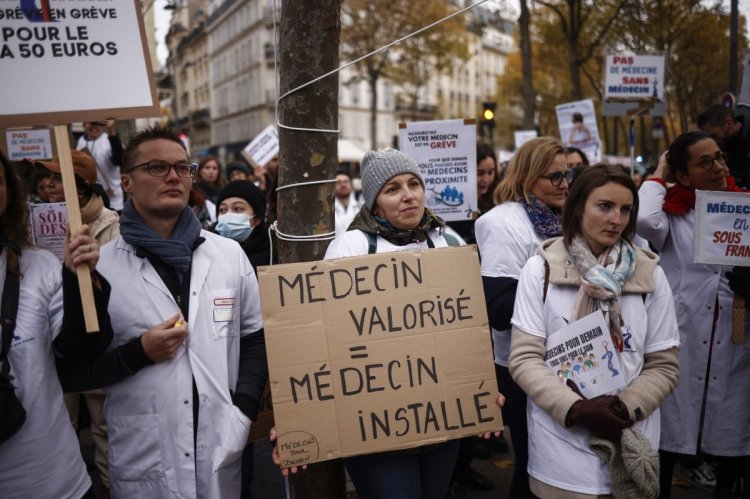 Fransa Başbakanı Borne greve giden doktorları "sorumsuzlukla" suçladı