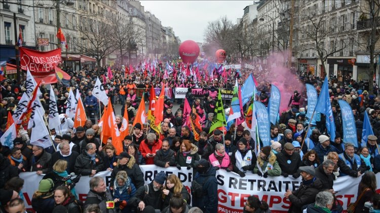 Fransızlar emeklilik reformuna karşı ülke genelinde gösteriler düzenliyor
