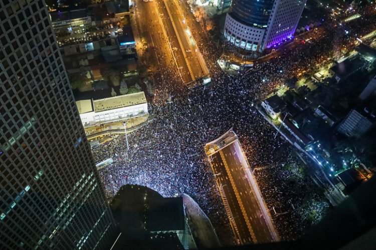 Tel Aviv'de Netanyahu hükümetine karşı kitlesel protesto