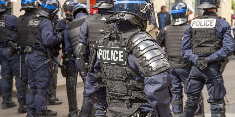 Paris'te polisin ateş açtığı kişi öldü