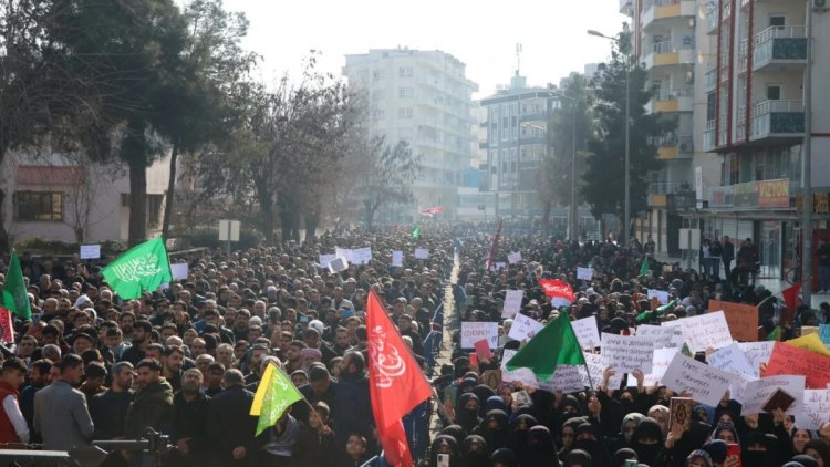 Hadsizliğe Müslümanlardan net mesaj: Allah'a ve Kur'an’a canımız feda olsun