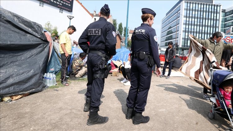 Fransa'da elinde oyuncak tabanca bulunan evsizi öldüren 2 polis gözaltına alındı