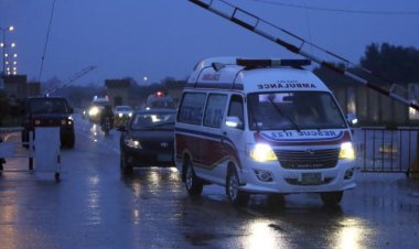 Pakistan'da otobüs ve tır çarpıştı: 17 kişi öldü