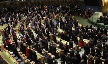 BM'de Türkiye ve Suriye'deki depremlerde hayatını kaybedenler için bir dakikalık saygı duruşu