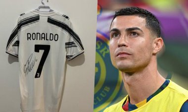 Ronaldo'nun imzalı forması Türkiye'deki depremzedeler için açık artırmada
