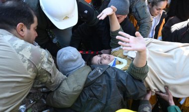 Hatay'da iki kardeş depremden 83 saat sonra enkazdan sağ çıkarıldı