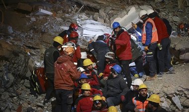 Bangladeşliler, Türkiye'deki depremzedelere yardım için seferber oldu