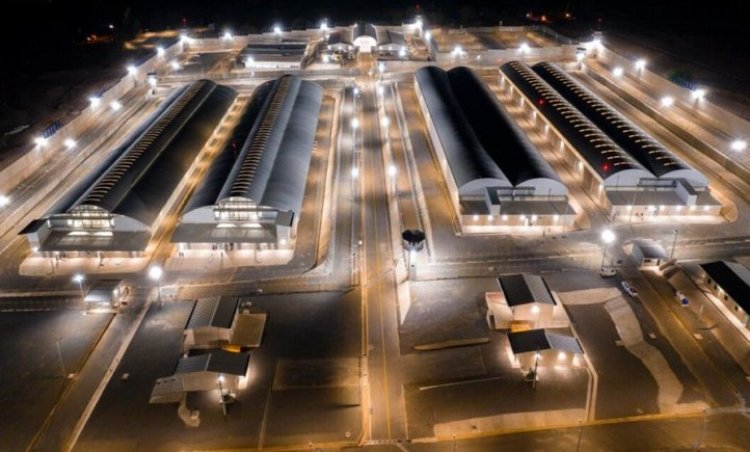 El Salvador'da 40 bin kapasiteli Amerika kıtasının en büyük hapishanesi açıldı