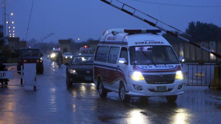 Pakistan'da otobüs ve tır çarpıştı: 17 kişi öldü