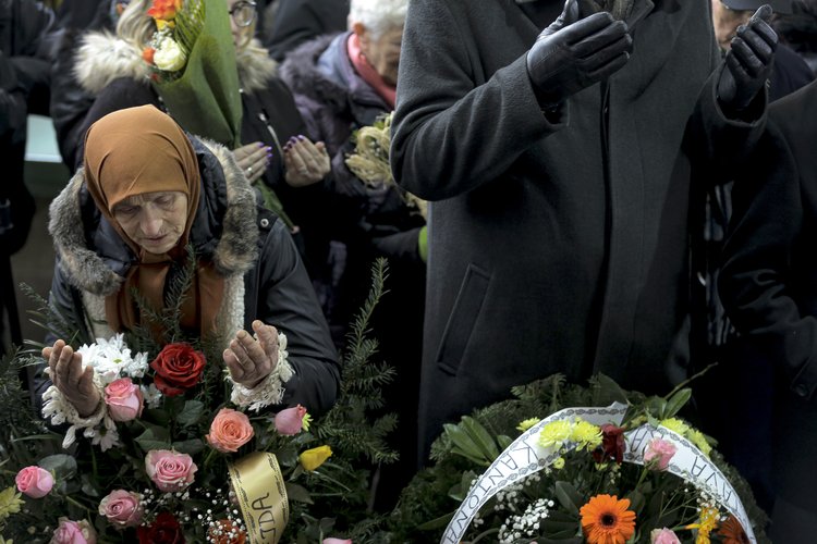 Saraybosna'daki pazar yeri katliamı kurbanları 29. yılında törenle anıldı