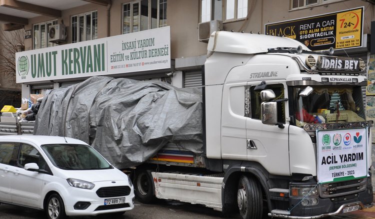 Umut Kervanı deprem bölgesi Adıyaman'a bir TIR insani yardım gönderdi