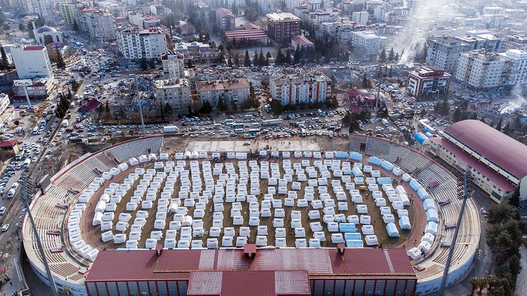 AFAD tarafından 12 Şubat Stadyumu'nda çadırkent kuruldu