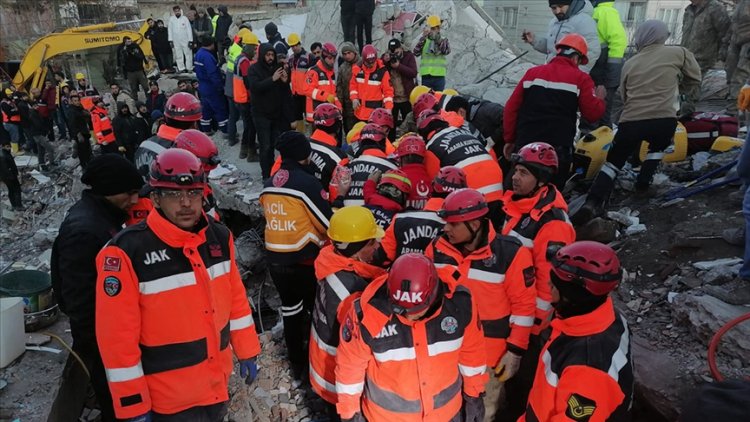 Adıyaman'da bir kadın enkazdan 84 saat sonra kurtarıldı