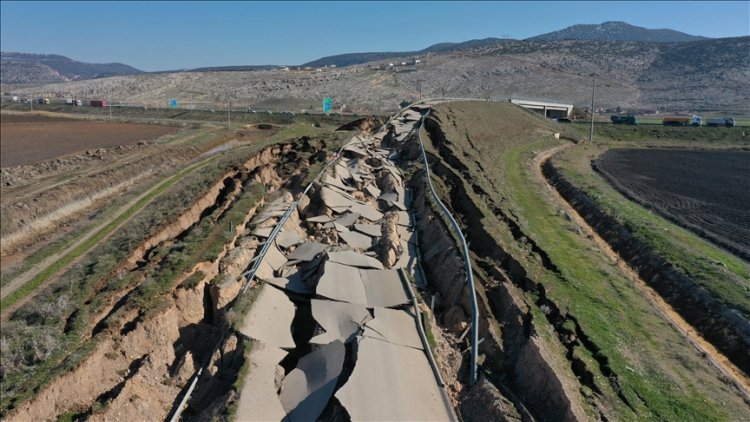 Kahramanmaraş'ta depremde hasar gören bazı yollar dron ile görüntülendi