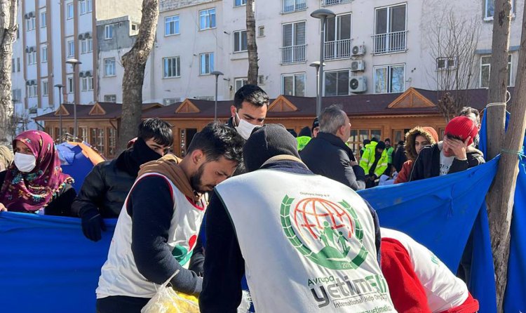 Avrupa Yetim Eli ve IHO Ebrar'dan Adıyaman'da battaniye yardımı