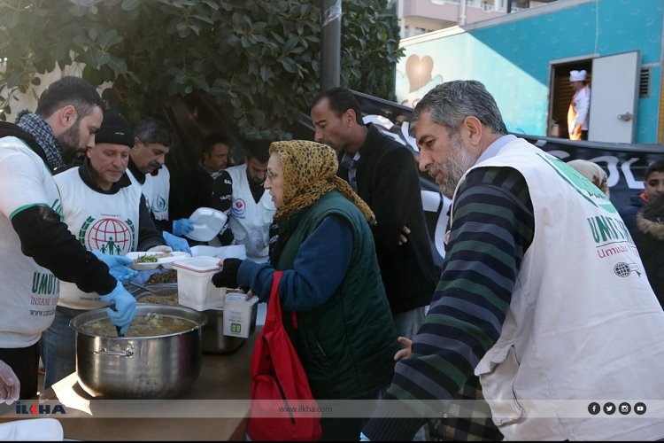 Umut Kervanı öncülüğünde İskenderun’da günlük 6 bin kişiye sıcak yemek dağıtıyor