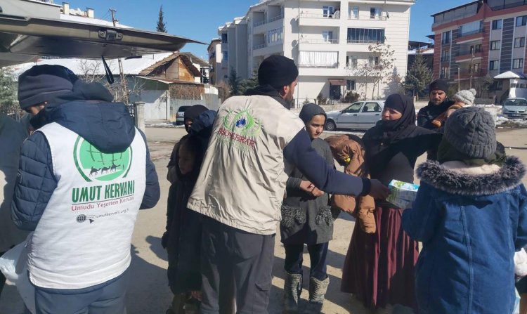 Umut Kervanı ve IHO Ebrar'dan çadırda kalan muhtaç depremzedelere yardım