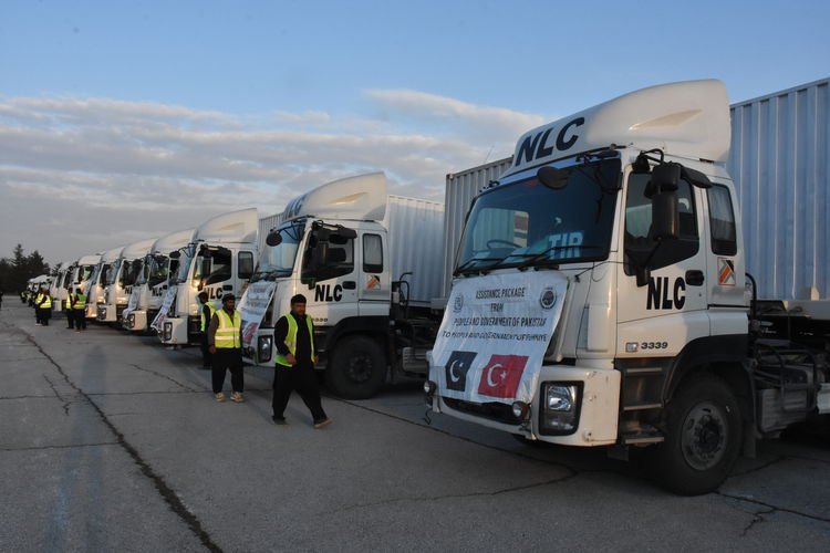 Pakistan'dan gönderilen 20 yardım tırı depremden etkilenen Malatya'ya ulaştı