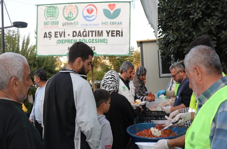 Umut Kervanı öncülüğünde depremzedelere sıcak aş yardımı devam ediyor