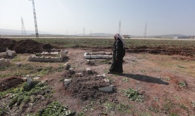 Suriye’deki depremzedeler “kimsesiz” mezarlarda yakınlarını arıyor