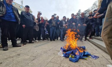 Tiflis'te göstericiler, Parlamentonun önündeki AB bayrağını yaktı