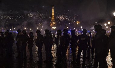 Fransa'da tartışmalı emeklilik reformu nihai olarak kabul edildi