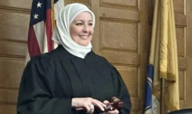 ABD’nin ilk başörtülü yargıcı Kur’an-ı Kerime el basarak yemin etti