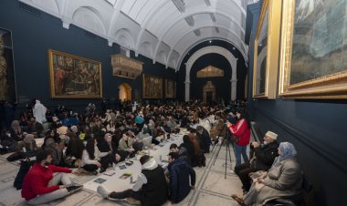 Londra'da yüzlerce Müslüman toplu iftar programında bir araya geldi