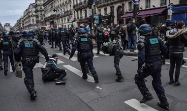 Fransa'da hükümet protestolara rağmen emeklilik reformunu geri çekmeyeceğini açıkladı