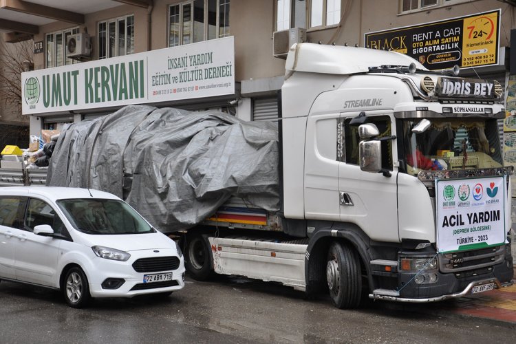 Deprem bölgesine 26 yardım tırı gönderen Batman Umut Kervanı harıl  harıl çalışıyor