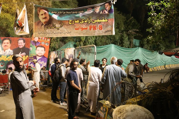 Pakistan'da İmran Han'ın destekçileri, olası gözaltı nedeniyle evinin çevresinde nöbette