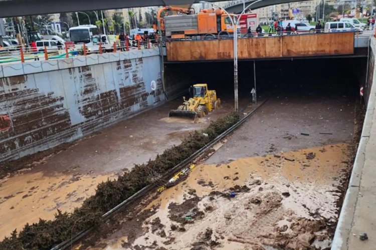 Deprem bölgesindeki selde hayatını kaybedenlerin sayısı 17 oldu