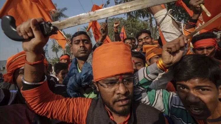 Camide ayin yaptılar: Hindu çeteler provokasyona devam ediyor!